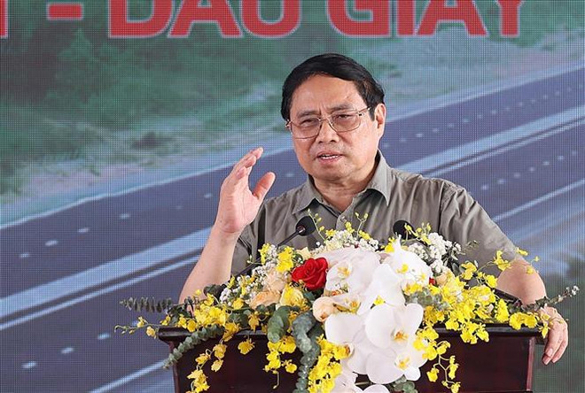 Le Premier ministre à l’inauguration de deux tronçons de l’autoroute Nord-Sud à l’Est ảnh 2 Le Premier ministre à l’inauguration de deux tronçons de l’autoroute Nord-Sud à l’Est ảnh 2