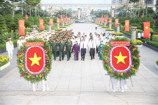 Des dirigeants de HCM-Ville offrent de l'encens pour commémorer les Morts pour la Patrie ảnh 1 Des dirigeants de HCM-Ville offrent de l'encens pour commémorer les Morts pour la Patrie ảnh 1