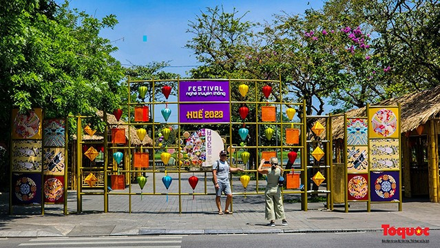 Préparations diligentes pour le Festival de l'artisanat traditionnel de Huê 2023 ảnh 1 Préparations diligentes pour le Festival de l'artisanat traditionnel de Huê 2023 ảnh 1