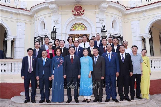 Le président de l’Assemblée nationale rencontre la communauté vietnamienne à Cuba ảnh 4 Le président de l’Assemblée nationale rencontre la communauté vietnamienne à Cuba ảnh 4