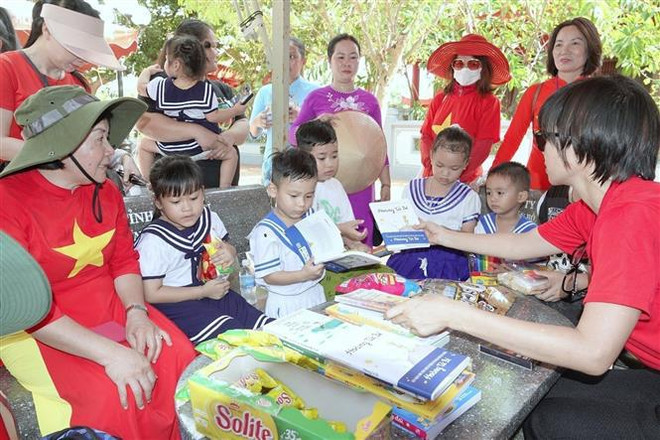 Des Vietnamiens d'outre-mer visitent Truong Sa et la plate-forme DK1 ảnh 2 Des Vietnamiens d'outre-mer visitent Truong Sa et la plate-forme DK1 ảnh 2