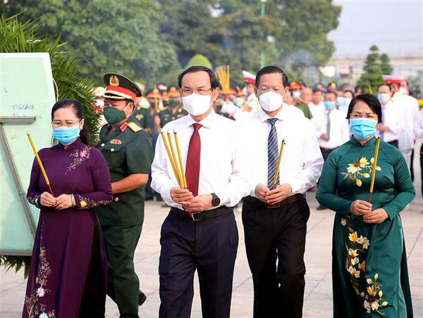 Des dirigeants de HCM-Ville offrent de l'encens pour commémorer les Morts pour la Patrie ảnh 2 Des dirigeants de HCM-Ville offrent de l'encens pour commémorer les Morts pour la Patrie ảnh 2