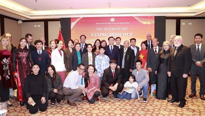 Le président de l'AN rencontre la communauté vietnamienne en Argentine ảnh 2