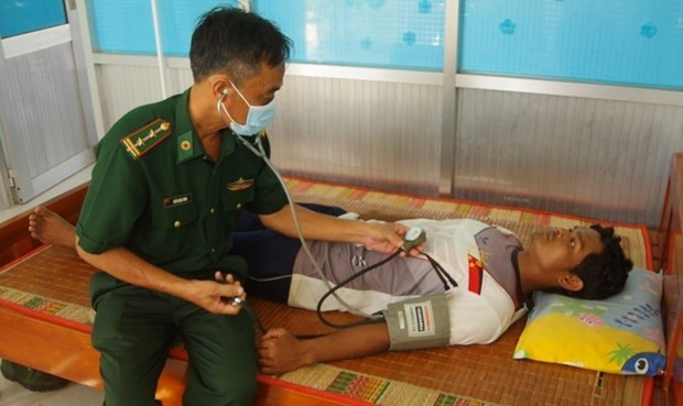Ben Tre: sauvetage d'un étranger en détresse en mer ảnh 1 Ben Tre: sauvetage d'un étranger en détresse en mer ảnh 1