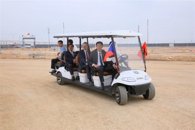 Le Premier ministre tchèque visite un projet automobile à Quang Ninh ảnh 1