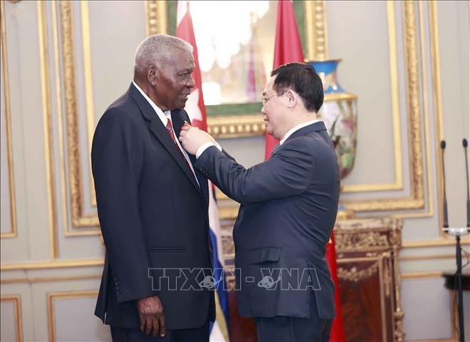 Le président de l'AN cubaine Esteban Lazo Hernández à l’honneur ảnh 1 Le président de l'AN cubaine Esteban Lazo Hernández à l’honneur ảnh 1