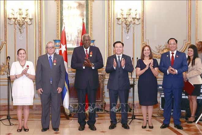 Le président de l'AN cubaine Esteban Lazo Hernández à l’honneur ảnh 3 Le président de l'AN cubaine Esteban Lazo Hernández à l’honneur ảnh 3