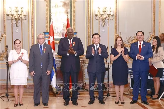 Le président de l'AN cubaine Esteban Lazo Hernández à l’honneur ảnh 3