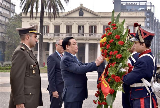 Des médias uruguayens couvrent la visite officielle du président de l’AN Vuong Dinh Hue ảnh 1 Des médias uruguayens couvrent la visite officielle du président de l’AN Vuong Dinh Hue ảnh 1