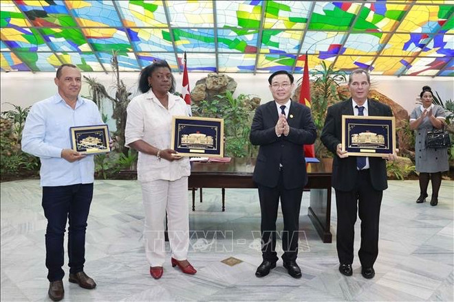 Le présidente de l'AN Vuong Dinh Hue rencontre des dirigeants de Santiago ảnh 2 Le présidente de l'AN Vuong Dinh Hue rencontre des dirigeants de Santiago ảnh 2