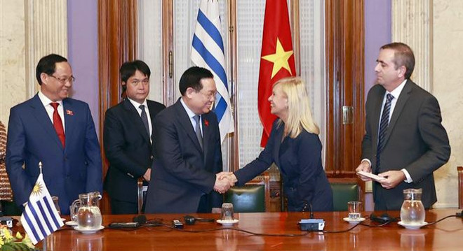 Signature d’un accord entre l’AN du Vietnam et les deux Chambres du Parlement de l’Uruguay ảnh 1