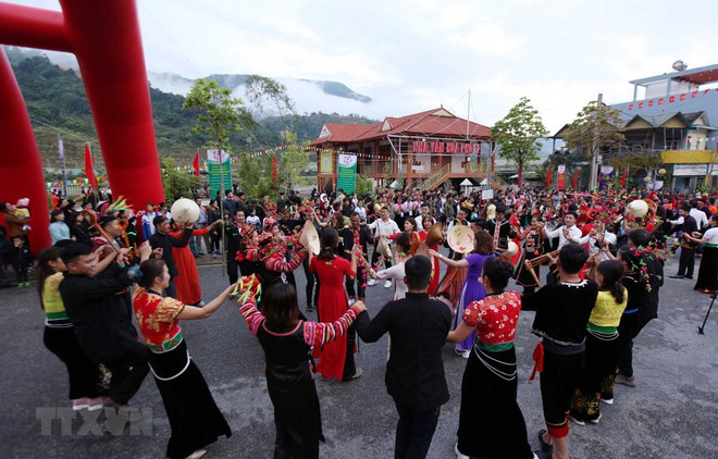 Lai Chau : ouverture du 6e Festival de jeu de lancer de balles d’etoffe Vietnam-Laos-Chine ảnh 1 Lai Chau : ouverture du 6e Festival de jeu de lancer de balles d’etoffe Vietnam-Laos-Chine ảnh 1