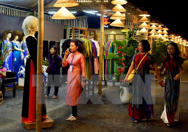 Plus de 30.000 visiteurs au Festival de l'"ao dai" Hanoï 2016 ảnh 1 Plus de 30.000 visiteurs au Festival de l'"ao dai" Hanoï 2016 ảnh 1