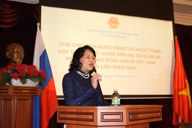 La vice-présidente Dang Thi Ngoc Thinh rencontre la communauté des Vietnamiens en Russie ảnh 1