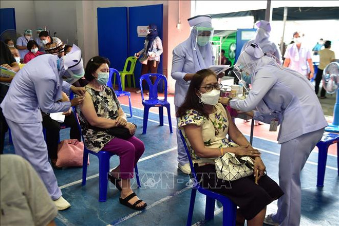  La Thaïlande révise sa stratégie de vaccination face à l'augmentation du nombre d'infections au COVID-19 ảnh 1