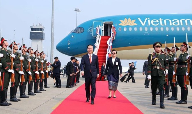 Le président Vo Van Thuong arrive à Vientiane pour une visite officielle au Laos ảnh 2 Le président Vo Van Thuong arrive à Vientiane pour une visite officielle au Laos ảnh 2