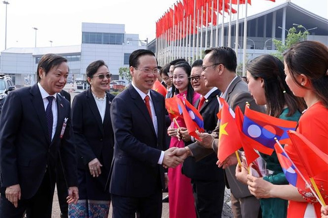 Le président Vo Van Thuong arrive à Vientiane pour une visite officielle au Laos ảnh 1 Le président Vo Van Thuong arrive à Vientiane pour une visite officielle au Laos ảnh 1