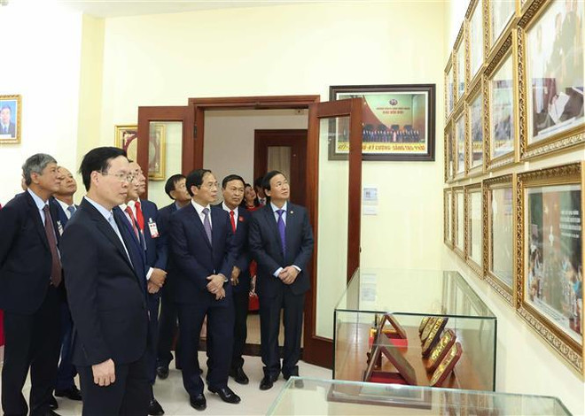 Le président Vo Van Thuong rend visite à l’ambassade du Vietnam au Laos ảnh 2 Le président Vo Van Thuong rend visite à l’ambassade du Vietnam au Laos ảnh 2