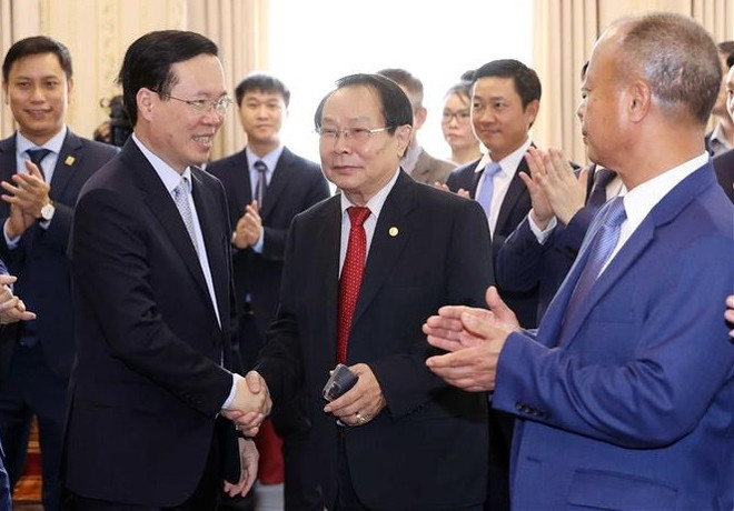Le président Vo Van Thuong rend visite à l’ambassade du Vietnam au Laos ảnh 1 Le président Vo Van Thuong rend visite à l’ambassade du Vietnam au Laos ảnh 1