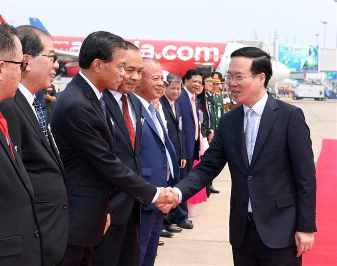 Le président Vo Van Thuong rend visite à l’ambassade du Vietnam au Laos ảnh 3 Le président Vo Van Thuong rend visite à l’ambassade du Vietnam au Laos ảnh 3