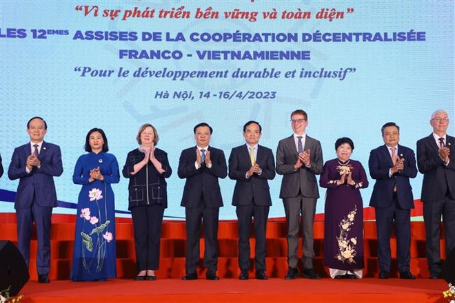 Exposition de 120 photos sur les relations de coopération Vietnam-France dans divers domaines ảnh 2 Exposition de 120 photos sur les relations de coopération Vietnam-France dans divers domaines ảnh 2