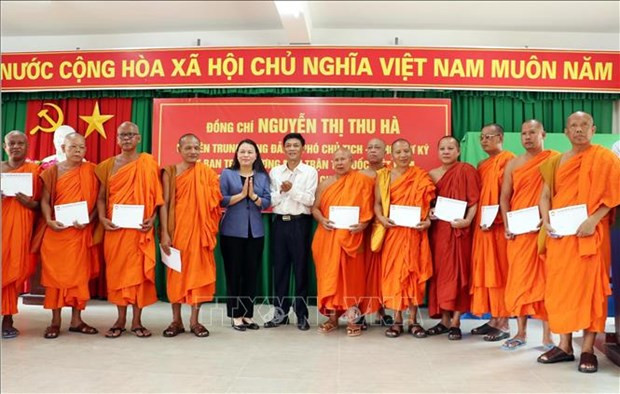 Une responsable du FPV félicite les Khmers de Soc Trang pour Chol Chnam Thmay ảnh 1 Une responsable du FPV félicite les Khmers de Soc Trang pour Chol Chnam Thmay ảnh 1