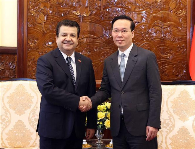 Le président reçoit les nouveaux ambassadeurs des Émirats arabes unis, du Sri Lanka et du Chili ảnh 4 Le président reçoit les nouveaux ambassadeurs des Émirats arabes unis, du Sri Lanka et du Chili ảnh 4