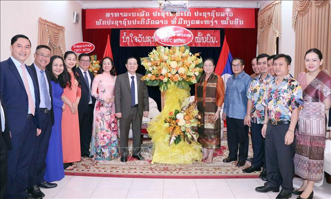 Des autorités de Hô Chi Minh-Ville félicitent le Laos à l'occasion de la fête Bunpimay ảnh 1 Des autorités de Hô Chi Minh-Ville félicitent le Laos à l'occasion de la fête Bunpimay ảnh 1