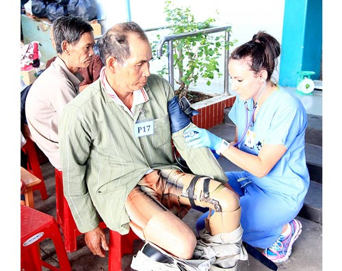 Aides médicales américaines pour des pauvres à Ben Tre ảnh 1 Aides médicales américaines pour des pauvres à Ben Tre ảnh 1