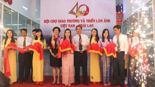 Ouverture de la foire commerciale et de l’exposition photographique Vietnam-Thaïlande ảnh 1 Ouverture de la foire commerciale et de l’exposition photographique Vietnam-Thaïlande ảnh 1
