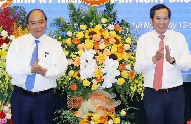 Le PM rend visite au journal “Nhan Dan” ảnh 1