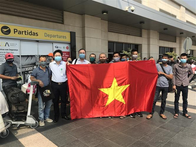 Plus de 300 Vietnamiens rapatriés d’Angola ảnh 1 Plus de 300 Vietnamiens rapatriés d’Angola ảnh 1
