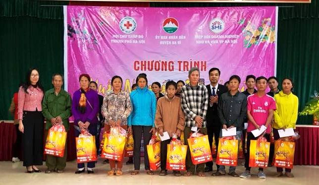 Têt 2021: un supplément de 2.000 cadeaux pour les foyers démunis à Hanoi ảnh 1 Têt 2021: un supplément de 2.000 cadeaux pour les foyers démunis à Hanoi ảnh 1