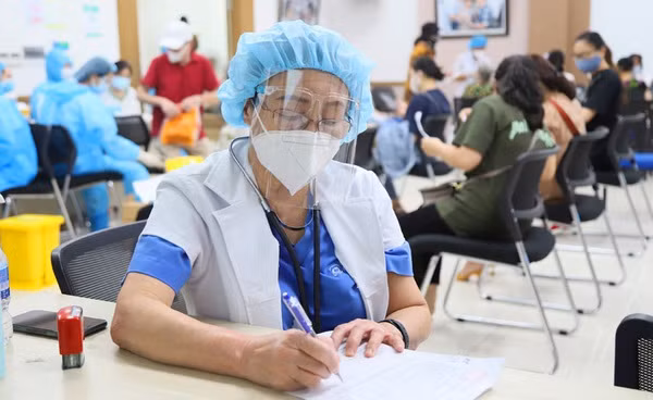 Ho Chi Minh-Ville adopte des politiques spécifiques pour renforcer la capacité des postes de santé ảnh 1