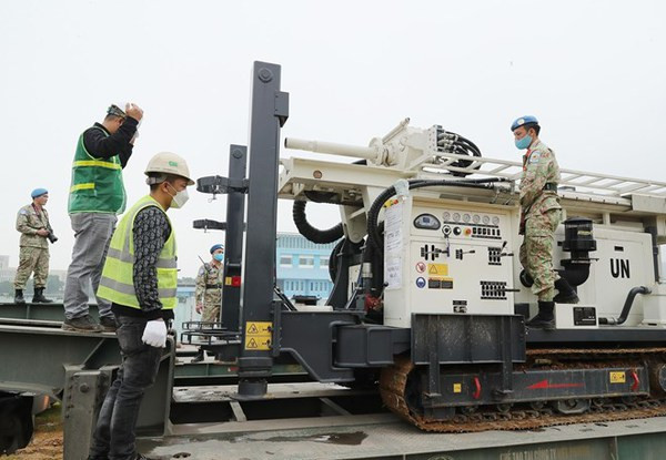 Près de 2.000 tonnes d'équipements chargées à Hai Phong pour la mission onusienne à Abyei ảnh 2 Près de 2.000 tonnes d'équipements chargées à Hai Phong pour la mission onusienne à Abyei ảnh 2