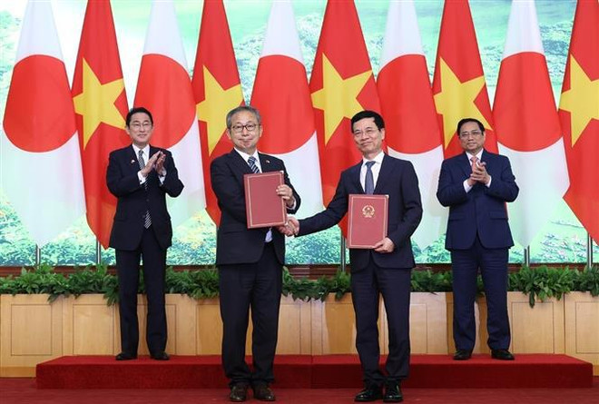 Les Premiers ministres vietnamien et japonais rencontrent la presse ảnh 2  Les Premiers ministres vietnamien et japonais rencontrent la presse ảnh 2