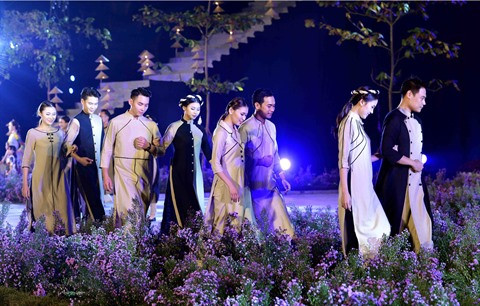 À propos de la modernisation de l’áo dài, la tunique traditionnelle vietnamienne ảnh 3 À propos de la modernisation de l’áo dài, la tunique traditionnelle vietnamienne ảnh 3