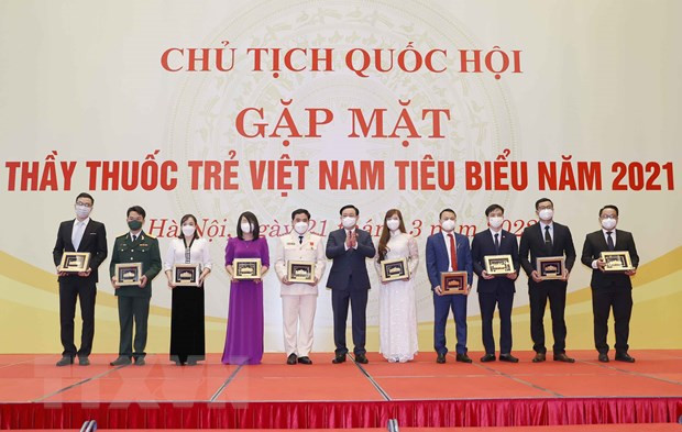 Le président de l’Assemblée nationale rencontre de jeunes médecins ảnh 1 Le président de l’Assemblée nationale rencontre de jeunes médecins ảnh 1