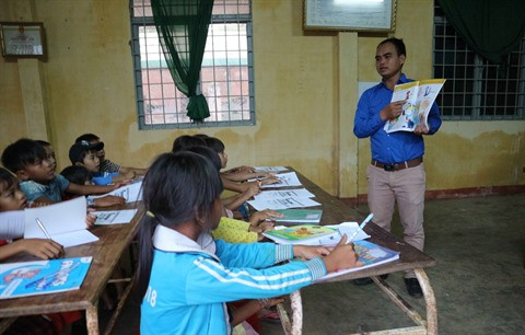 Il donne des cours d’anglais gratuits aux élèves K’Ho ảnh 2 Il donne des cours d’anglais gratuits aux élèves K’Ho ảnh 2