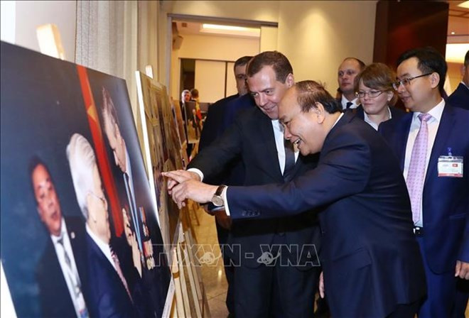 Nguyên Xuân Phuc et Dmitry Medvedev visitent l’exposition de photos sur les liens Vietnam-Russie ảnh 1 Nguyên Xuân Phuc et Dmitry Medvedev visitent l’exposition de photos sur les liens Vietnam-Russie ảnh 1