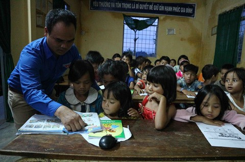 Il donne des cours d’anglais gratuits aux élèves K’Ho ảnh 3 Il donne des cours d’anglais gratuits aux élèves K’Ho ảnh 3