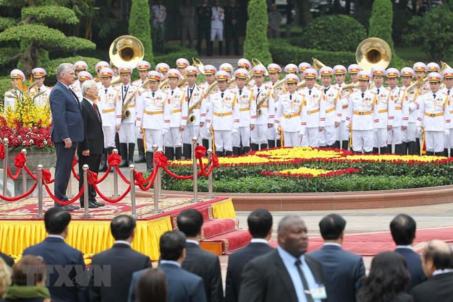 Cérémonie d’accueil en l’honneur du président du Conseil d'État et du Conseil des ministres de Cuba ảnh 1 Cérémonie d’accueil en l’honneur du président du Conseil d'État et du Conseil des ministres de Cuba ảnh 1