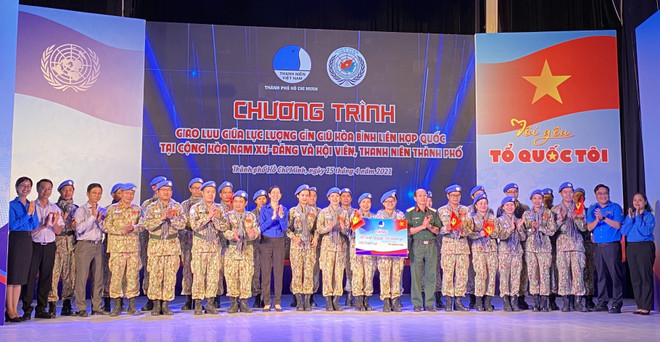 Renforcement des échanges entre les jeunes de HCM-Ville et les casques bleus vietnamiens ảnh 1