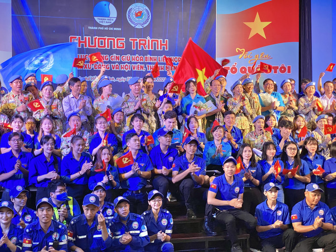 Renforcement des échanges entre les jeunes de HCM-Ville et les casques bleus vietnamiens ảnh 2
