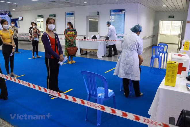 Le Vietnam aide le Cambode dans la vaccination anti-COVID-19 ảnh 2