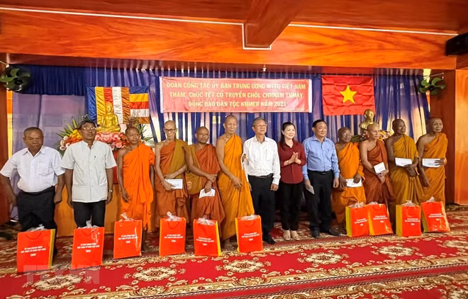 Chol Chnam Thmay: le Comité central du FPV adresse des voeux aux Khmers d'An Giang ảnh 1