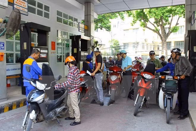 Le prix de l’essence baisse de près 1.000 dôngs le litre ảnh 1