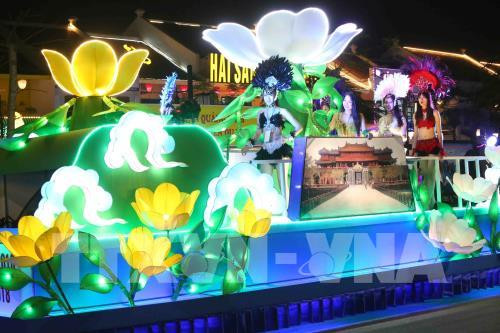 Le carnaval de Ha Long 2018 démarre avec un défilé de 12 chars floraux ảnh 2 Le carnaval de Ha Long 2018 démarre avec un défilé de 12 chars floraux ảnh 2