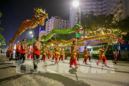 Le carnaval de Ha Long 2018 démarre avec un défilé de 12 chars floraux ảnh 1 Le carnaval de Ha Long 2018 démarre avec un défilé de 12 chars floraux ảnh 1