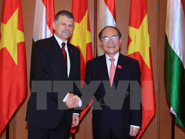 Entretien entre les présidents des AN vietnamienne et hongroise ảnh 1 Entretien entre les présidents des AN vietnamienne et hongroise ảnh 1